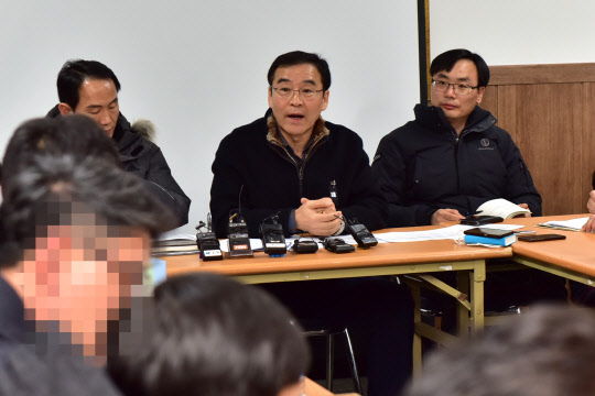 브리핑하는 소방합조단  6일 오후 합동분향소가 마련된 충북 제천체육관에서 소방합동조사단 관계자들이 29명이 숨진 충북 제천 화재 참사와 관련해 브리핑하고 있다. 2018.1.6